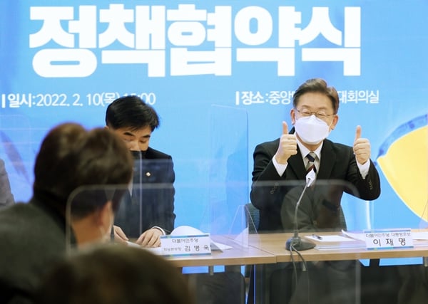 11일 이재명 더불어민주당 대선 후보가 2차 TV토론을 앞두고 포부를 전하며 지지를 호소했다. 사진은 지난 10일 서울 여의도 중앙당사에서 열린 직능본부 공중위생단체 협의회 정책협약식에 참석한 이 후보. /사진=뉴스1