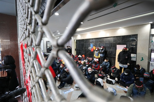 CJ대한통운이 본사를 점거한 노조원을 고소 및 고발했다. 노조원들은 지난 10일 서울 중구 CJ대한통운 본사를 기습 점거했다. /사진=뉴스1