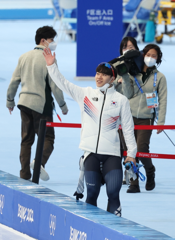 11일 각종 온라인 커뮤니티에 올라온 영상에는 2022 베이징동계올림픽 동메달리스트 김민석의 배려깊은 모습이 담겼다. 사진은 지난 8일 스피드스케이팅 남자 1500m 경기 후 관중들에게 인사하는 김민석. /사진=뉴스1