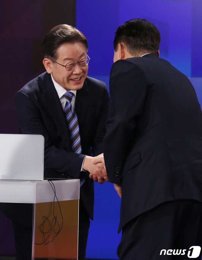 이재명 더불어민주당 대선 후보와 윤석열 국민의힘 대선 후보가 11일 오후 서울 중구 매경미디어센터에서 열린 한국기자협회 주최·방송 6개사 공동 주관 '2022 대선후보 초청 토론'에서 인사를 나누고 있다. 2022.2.11/뉴스1 © News1 국회사진취재단