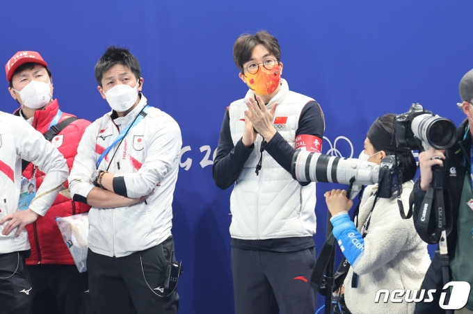 11일 오후 중국 베이징 수도실내체육관에서 열린 2022 베이징 동계올림픽 쇼트트랙 남자 5000m 계주 준결승 경기에서 김선태 중국 감독이 어드벤스 판정에 박수치고 있다. 2022.2.11/뉴스1 © News1 안은나 기자