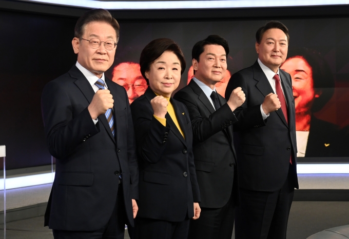 20대 대선 후보 4인의 두 번째 4자 TV토론 시청률이 21.37%를 기록했다. 사진은 토론회에 참석했던 이재명(왼쪽부터) 더불어민주당, 심상정 정의당, 안철수 국민의당, 윤석열 국민의힘 대선 후보. /사진=뉴스1