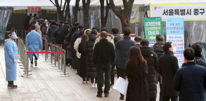 코로나19 하루 확진자가 12일 0시 기준 역대 최다인 5만4941명 발생했다. 사진은 지난 11일 오전 서울 중구 서울광장에 마련된 임시선별검사소 모습. /사진=뉴스1