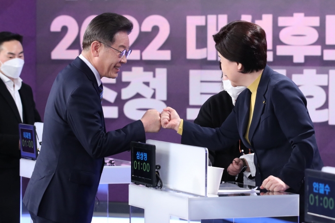 더불어민주당이 심상정 정의당 대선 후보가 발의한 '살찐 고양이법'으로 불리는 '최고임금법'에 대해 비판했다. 사진은 이 후보와 심상정 정의당 대선 후보가 지난 11일 열린 '2022 대선후보 초청 토론회' 시작에 앞서 인사를 나누던 모습. /사진=뉴스1