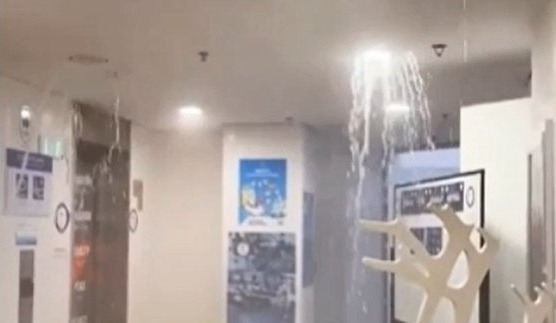 베이징 올림픽 선수촌 천장에서 물이 새는 모습(릴린페레 SNS 캡처)© 뉴스1