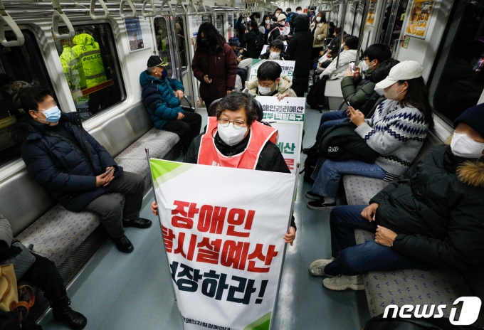 매일 같이 이어지는 장애인단체의 지하철 출퇴근 시간대 시위에 시민들의 불만이 터져나오고 있다. 2022.1.3/뉴스1 © News1 안은나 기자