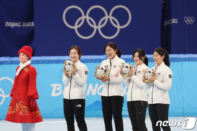 13일 오후 중국 베이징 수도실내체육관에서 열린 2022 베이징 동계올림픽 쇼트트랙 여자 3000m 계주 간이 시상식에서 은메달을 차지한 대한민국 선수들이 베이징동계올림픽 마스코트 '빙둔둔'을 안고 기뻐하고 있다. 2022.2.13/뉴스1 © News1 안은나 기자