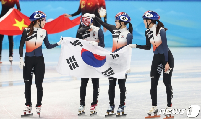 13일 오후 중국 베이징 수도실내체육관에서 열린 2022 베이징 동계올림픽 쇼트트랙 여자 3000m 계주 결승 경기에서 은메달을 차지한 대한민국 선수들이 기뻐하고 하고 있다. 2022.2.13/뉴스1 © News1 박지혜 기자