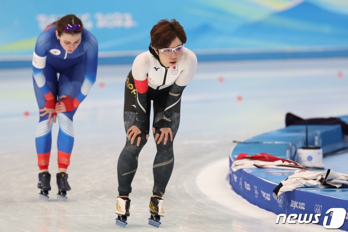 13일 오후 중국 베이징 국립 스피드 스케이팅 경기장에서 열린 스피드 여자 500m 경기에서 일본의 고다이라 나오가 결승선을 통과 후 숨을 고르고 있다. 2022.2.13/뉴스1 © News1 안은나 기자