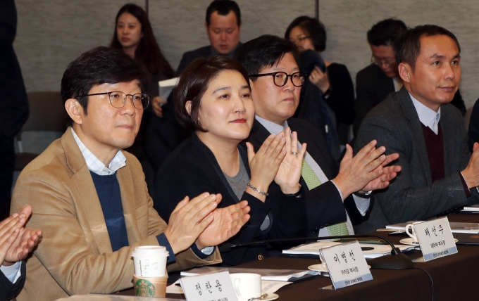 서울 중구 명동 은행회관에서 열린 '인터넷 상생발전 협의회'에서 참석자들이 박수를 치고 있다. 왼쪽부터 이병선 카카오 부사장, 채선주 네이버 부사장, 박형일 LG유플러스 전무, 김순용 KT 상무. /사진=뉴스1