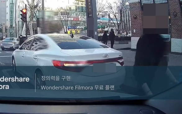 커뮤니티 '보배드림'에 지난 12일 교차로 오른쪽 차선에 차를 세워놓고 우회전을 방해하는 차에 경적을 울리자 "운전 똑바로 해라"는 답을 들었다는 사연이 전해졌다. 사진은 운전자들이 주차 문제로 말다툼을 벌이는 모습. /사진=보배드림 캡처