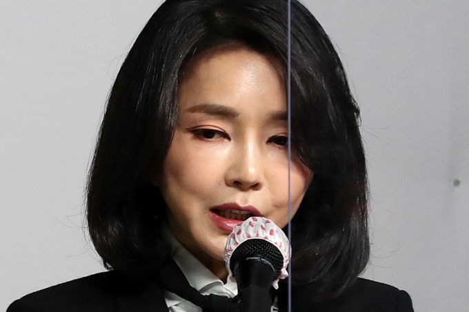 14일 법조계에 따르면 윤석열 국민의힘 대선 후보의 검찰 재직 시절 부인 김건희씨가 도이치모터스 주식 상장 전후 시세 조종 의혹에 연루됐다는 내사 보고서를 언론에 제공한 혐의를 받는 경찰관이 재판에 넘겨졌다. 사진은 지난해 12월 김건희씨가 허위 경력 의혹에 대해 입장을 발표하는 모습. /사진=뉴스1