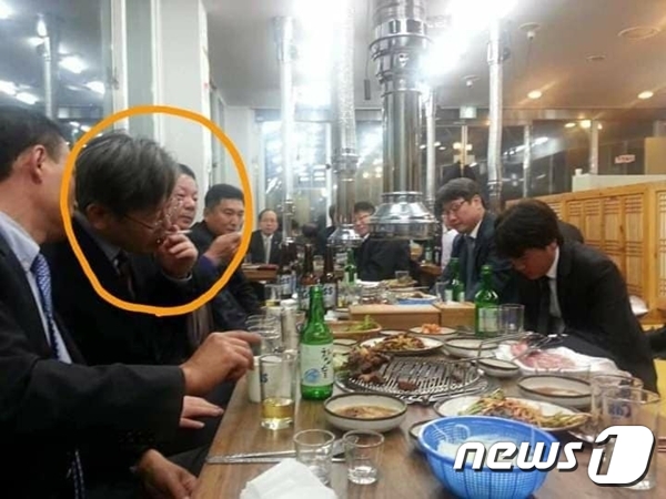 이재명 더불어민주당 대선 후보로 보이는 동그라미 속 남성이 과거 한 식당에서 담배를 피우는 모습 (김웅 국민의힘 의원 페이스북 캡처) © 뉴스1