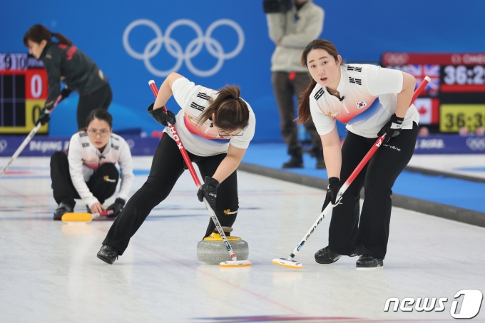 14일 오후 중국 베이징 국립아쿠아틱센터에서 열린 2022 베이징 동계올림픽 여자 컬링 단체전 대한민국과 일본의 경기에서 '팀 킴'의 리드 김선영과 세컨 김영미가 스위핑을 하고 있다. 2022.2.14/뉴스1 © News1 안은나 기자