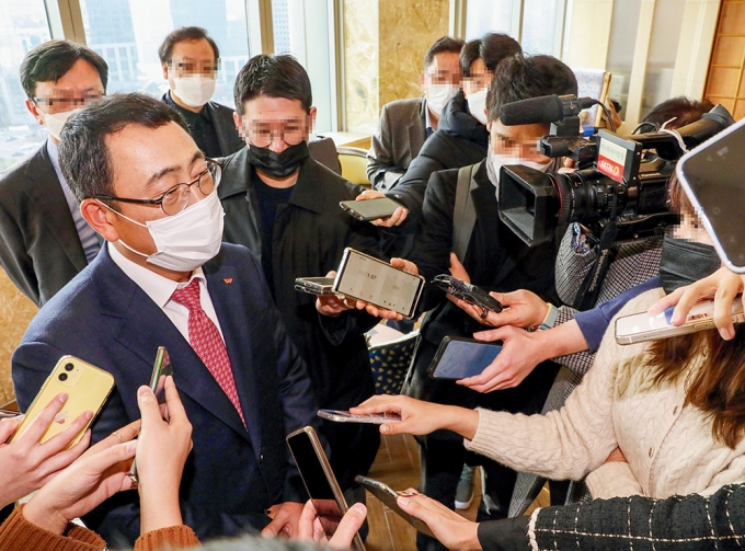 지난해 11월25일 여의도 CCMM빌딩에서 Wi-Fi 28㎓ 백홀 실증 결과 발표 후 취재진과 인터뷰를 하고 있는 유영상 SK텔레콤 대표 /사진=뉴스1