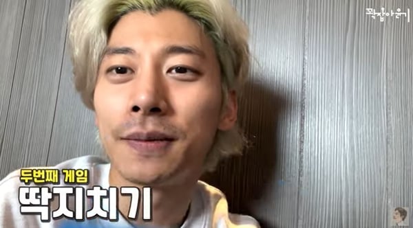 지난 14일(한국시각) 유튜브 '꽉잡아윤기'에서 곽윤기가 네덜란드 대표팀에게 딱지치기를 알려주는 영상이 공개했다. /사진='꽉잡아윤기' 유튜브 캡처