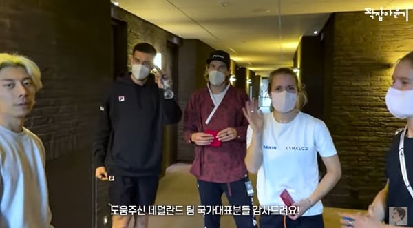 브레이우스마는 선물받은 한복에 매우 만족하는 모습을 보이며 곽윤기에게 고맙다고 전했다. /사진='꽉잡아윤기' 유튜브 캡처