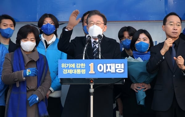 15일 이재명 더불어민주당 대선 후보가 대구 동성로 유세에서 코로나19 초기 사태와 신천지 감염이 속출했던 상황을 언급했다. 사진은 이날 대구 중구 동성로서 지지를 호소하는 이 후보. /사진=뉴스1