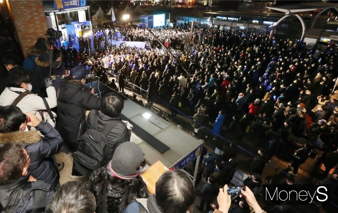 [머니S포토] 與 이재명 유세현장, 고속버스터미널 광장 가득 메운 인파