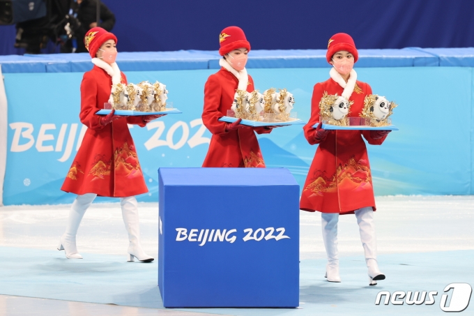 13일 오후 중국 베이징 수도실내체육관에서 열린 2022 베이징 동계올림픽 쇼트트랙 여자 3000m 계주 간이 시상식에서 도우미들이 베이징동계올림픽 마스코트 '빙둔둔'을 들고 입장하고 있다. 2022.2.13/뉴스1 © News1 안은나 기자