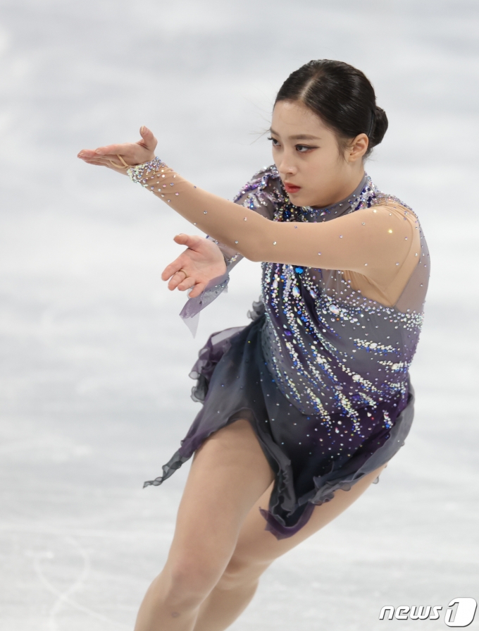 유영이 15일 오후 중국 베이징 수도실내체육관에서 열린 2022 베이징 동계올림픽 피겨 여자 싱글 쇼트프로그램 경기에 참가해 루도비코 에이나우디의 네오 클래식 '윌링 윈즈(Whirling winds)' 음악에 맞춰 연기를 펼치고 있다. 유영은 총점 70.34점으로 6위를 기록했다. 2022.2.15/뉴스1 © News1 안은나 기자