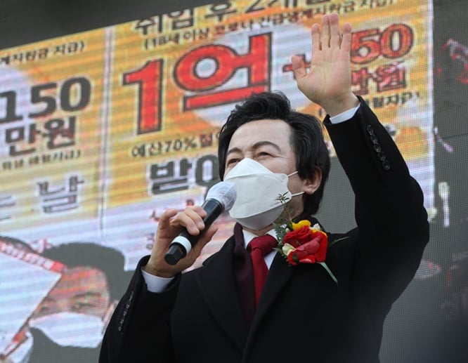 최근 1년 동안 재산이 약 191억원 증가한 허경영 국가혁명당 대선 후보가 지난해 소득세를 3000원 납부한 것으로 나타났다. 사진은 허 후보가 지난 15일 서울 여의도 국회 앞에서 지지를 호소하는 모습. /사진=뉴스1