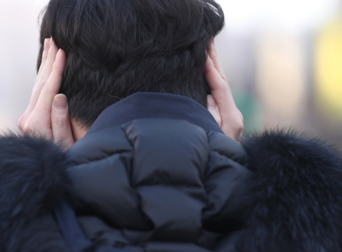 18일 서울 기온이 영하 7도를 기록할 것으로 보인다. 사진은 지난 17일 서울에서 시린 귀를 막고 이동하는 시민의 모습. /사진=뉴스1