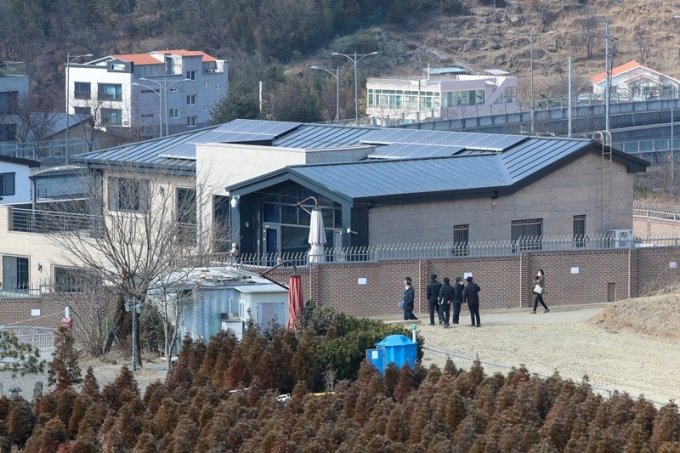 청와대 경호처 단장이 박근혜씨가 퇴원 후 사저로 사용할 것으로 알려진 대구 달성군 유가읍 쌍계리 전원주택을 방문하며 해당 지자체와 경호 문제를 논의하고 있다. 사진은 지난 16일 오전 대구 달성군 유가읍 쌍계리 박근혜 전 대통령 사저. /사진=뉴스1