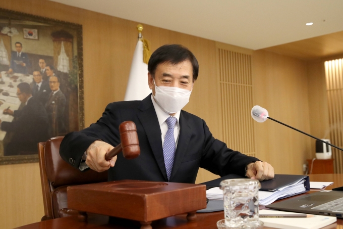 한국은행이 기준금리 인상 압박을 거세게 받고 있다. 한은은 연말 기준금리를 1.75%는 물론 2.00%까지 올릴것이라는 관측도 나온다. 사진은 이주열 한국은행 총재가 지난 14일 서울 중구 한국은행에서 열린 금융통화위원회 본회의에서 의사봉을 두드리는 모습./사진=한국은행