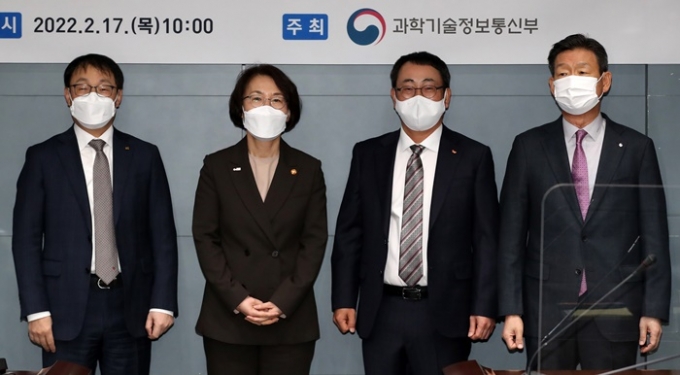 임혜숙 과학기술정보통신부 장관이 지난 17일 5G 주파수 추가 할당 문제를 매듭짓기 위해 통신 3사 CEO들을 만났다. 사진은 구현모 KT 대표(왼쪽부터), 임 장관, 유영상 SK텔레콤 대표, 황현식 LG유플러스 대표의 모습. /사진=뉴스1