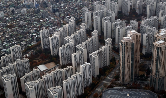부동산 시장에서 거래절벽이 지속되는 가운데 서울 집값이 4주 연속 내림세를 이어가고 있다. /사진=뉴스1