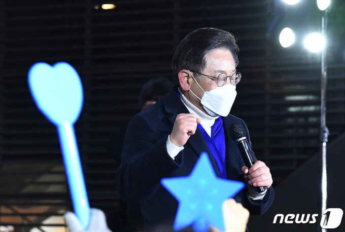 이재명 더불어민주당 대선후보가 17일 오후 서울 마포구 홍대 상상마당 앞에서 열린 ‘이제는 청년이다! 청년기회국’ 선거 유세에서 유권자들에게 지지를 호소하고 있다. 2022.2.17/뉴스1 &copy; News1 국회사진취재단