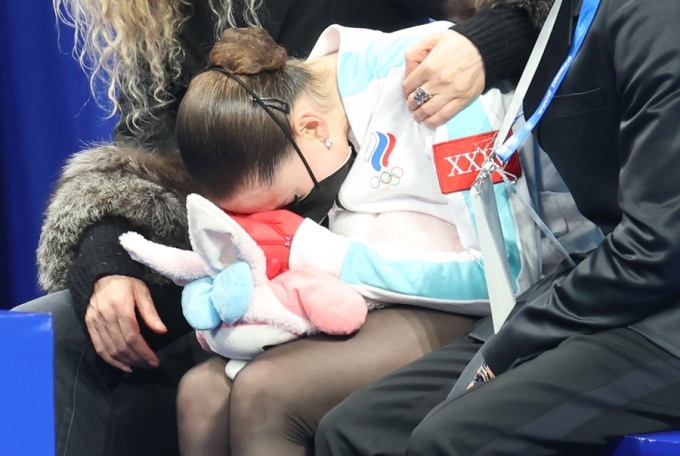 카밀라 발리예바(가운데)가 지난 17일 밤(한국시각) 중국 베이징 캐피털 인도어 스타디움에서 열린 2022 베이징동계올림픽 피겨 프리스케이팅에서 연기를 마친 뒤 코치진에 기대 눈물을 흘리고 있다. /사진=뉴스1