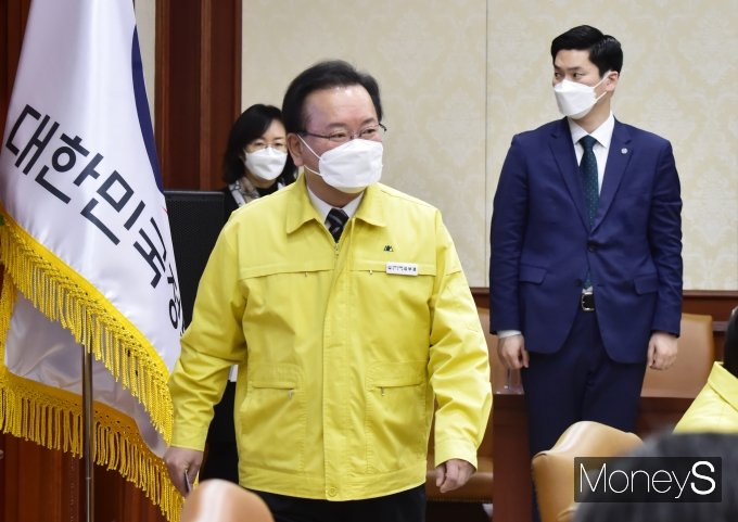 [머니S포토] 코로나 일일 확진자 10만 돌파, 중대본 들어서는 김부겸 총리