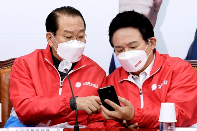국민의힘이 이재명 더불어민주당 대선 후보의 '옆집 의혹'에 비판의 수위를 높이고 있다. 사진은 지난 10일 서울 국회에서 열린 선거대책본부-원내지도부 연석회의에 참여한 원희룡 국민의힘 선거대책본부 정책본부장(오른쪽)과 권영세 국민의힘 선대본부장. /사진=뉴시스