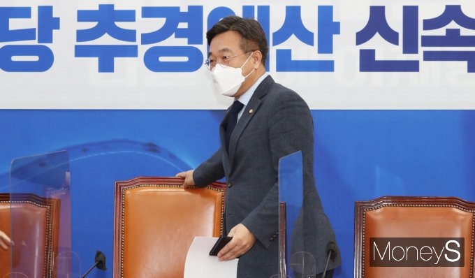 [머니S포토] 추경안 처리 긴급 간담회 입장하는 與 윤호중