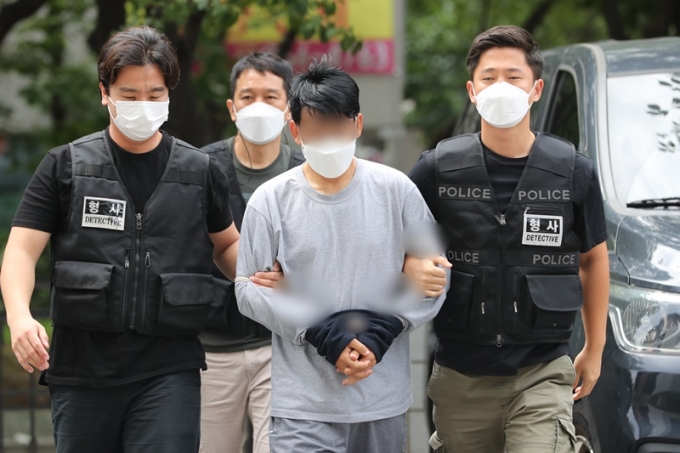 이혼 소송을 제기한 아내를 장인 앞에서 살해한 40대 남성이 1심에서 징역 20년을 선고받았다. 해당 피의자는 판결에 불복, 항소했다. 사진은 피의자가 지난해 9월 서울남부지방법원에서 구속 전 피의자 심문에 출석한 모습. /사진=뉴스1