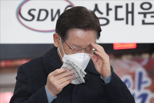 18일 더불어민주당 선거대책위원회가 이재명 더불어민주당 대선 후보의 두번째 TV광고 '진심'을 공개했다. 사진은 지난달 24일 경기 성남시 중원구 상대원시장에서 연설 중 눈물을 닦는 이 후보. /사진=뉴스1
