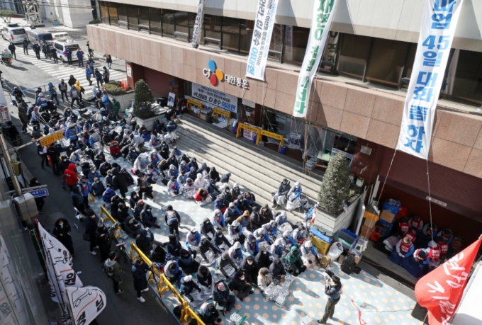 지난해 12월부터 이어진 택배노조 파업으로 배송 관련 소비자 상담이 증가한 것으로 나타났다. 사진은 서울 중구 CJ대한통운 본사 앞. /사진=뉴시스