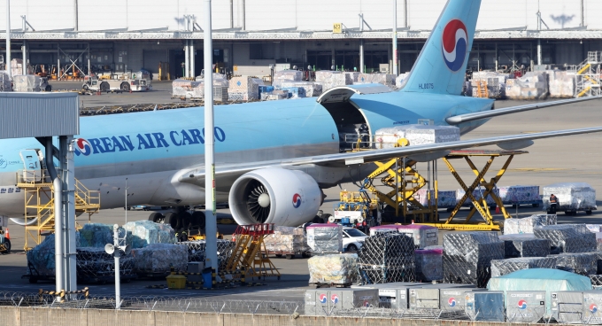 지난달 인천공항·항만 무역 금액이 전년대비 27% 뛴 약 33조원으로 집계됐다. 사진은 인천국제공항 화물터미널에서 관계자들이 화물을 옮기는 모습. /사진=뉴시스