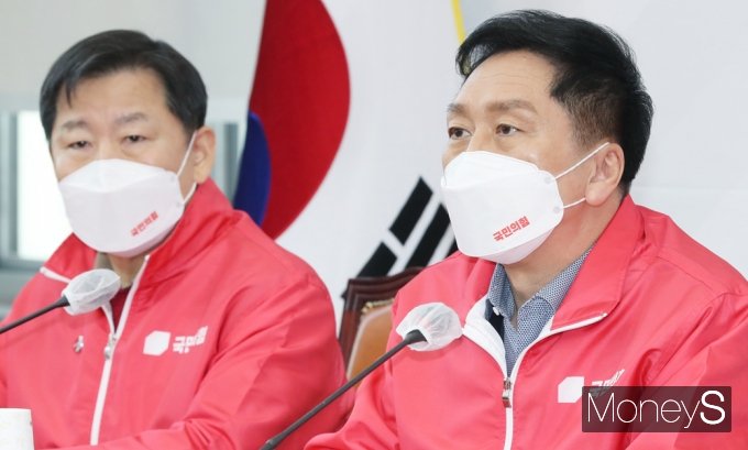 김기현 국민의힘 원내대표가 더불어민주당의 소상공인 방역지원금 추가경정예산(추경)의 단독처리에 대해 "추경 35조원을 약속한 이재명 더불어민주당 후보는 지금 어디 숨어 계시냐"고 지적했다.사진은 지난 17일 서울 여의도 국회에서 열린 국민의힘 선거대책본부-원내지도부 연석회의에 참석한 김 원내대표의 모습. /사진= 임한별 기자