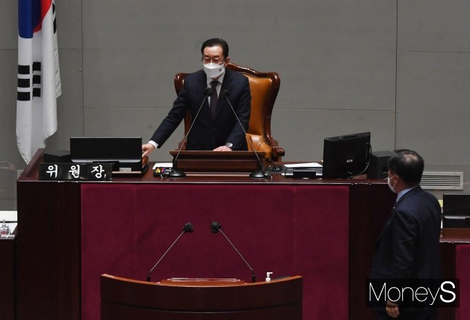 [머니S포토] 이종배 예결위원장에게 항의하는 맹성규 간사