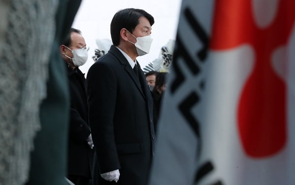18일 안철수 국민의당 대선 후보는 고 손평오 논산·계룡·금산 지역선대위원장의 영결식에서 “저 안철수, 어떤 풍파에도 굴하지 않고 최선을 다함으로써 손 동지의 뜻을 받들겠다”며 “결코 굽히지 않겠다”는 다짐을 선보였다. /사진=뉴스1