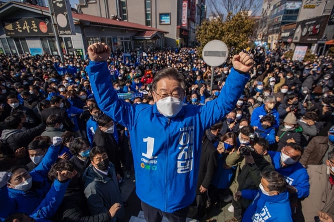 18일 정부가 조정된 거리두기를 발표한 가운데 이재명 더불어민주당 대선 후보와 송영길 민주당 대표가 일제히 정부에 실망감을 표했다. 사진은 이 후보가 이날 오후 전남 목포 평화광장 유세장에서 지지를 호소하는 모습. /사진=뉴스1