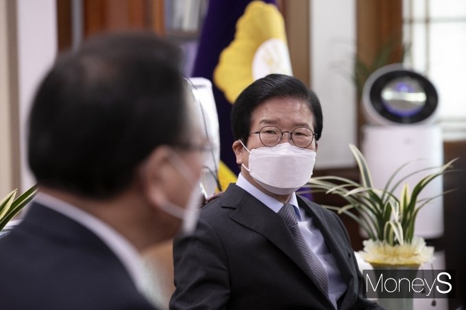 [머니S포토] 박병석·김부겸 '추경안 처리 관련 대화'