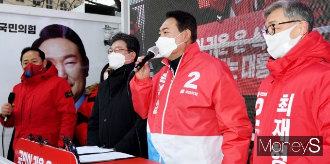 윤석열 국민의힘 대선 후보가 19일 텃밭인 영남권 유세를 이어간다. 사진은 지난 17일 윤 후보가 서울 종로구 숭인동 동묘거리앞에서 유세하는 모습. /사진=임한별 기자