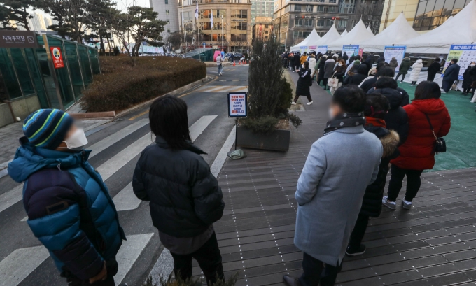 신종 코로나바이러스 감염증(코로나19) 하루 신규 확진자 수가 10만2211명으로 집계됐다. 전날에 이어 이틀째 10만명대 발생이 이어졌다./사진=뉴스1