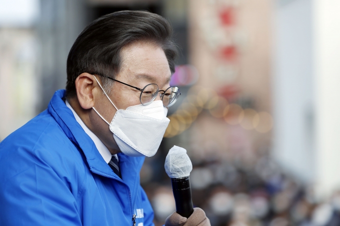 이준석 국민의힘 대표가 19일 이재명 더불어민주당 대선 후보를 겨냥해 “위안부 문제 해결의 적임자라고 나서는 것이 진짜 어떻게 해석이 가능할지는 모르겠다”고 비난했다./사진=뉴스1