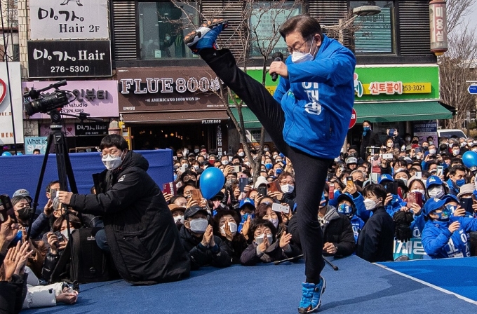 이재명 더불어민주당 대선 후보가 19일 전북 전주시 유세에서 하이킥 퍼포먼스를 선보였다. /사진=뉴스1