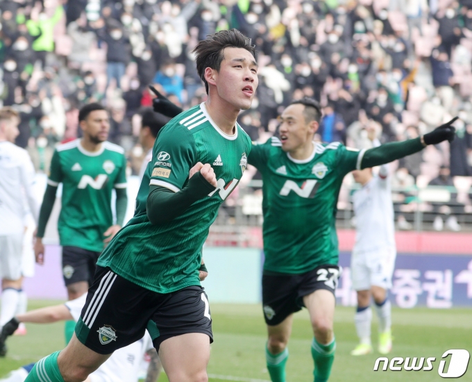 19일 전북 전주시 전주월드컵경기장에서 열린 K리그1 하나원큐 개막전 전북현대와 수원FC의 경기에서 전북현대 송민규가 선제골을 넣고 세리머니를 하고 있다. 2022.2.19/뉴스1 © News1 유경석 기자